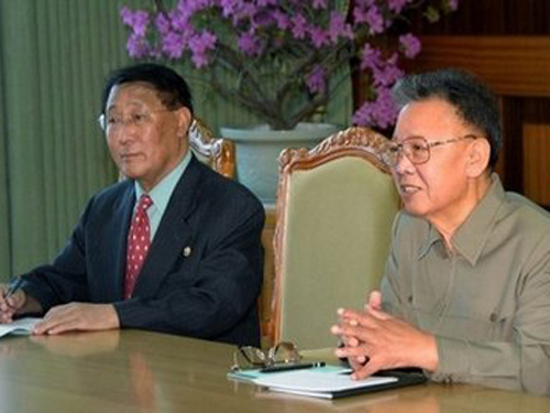 Chủ tịch Kim Jong-Il (phải) và ông Kang Sok-Ju - người vừa được chỉ định làm phó thủ tướng.